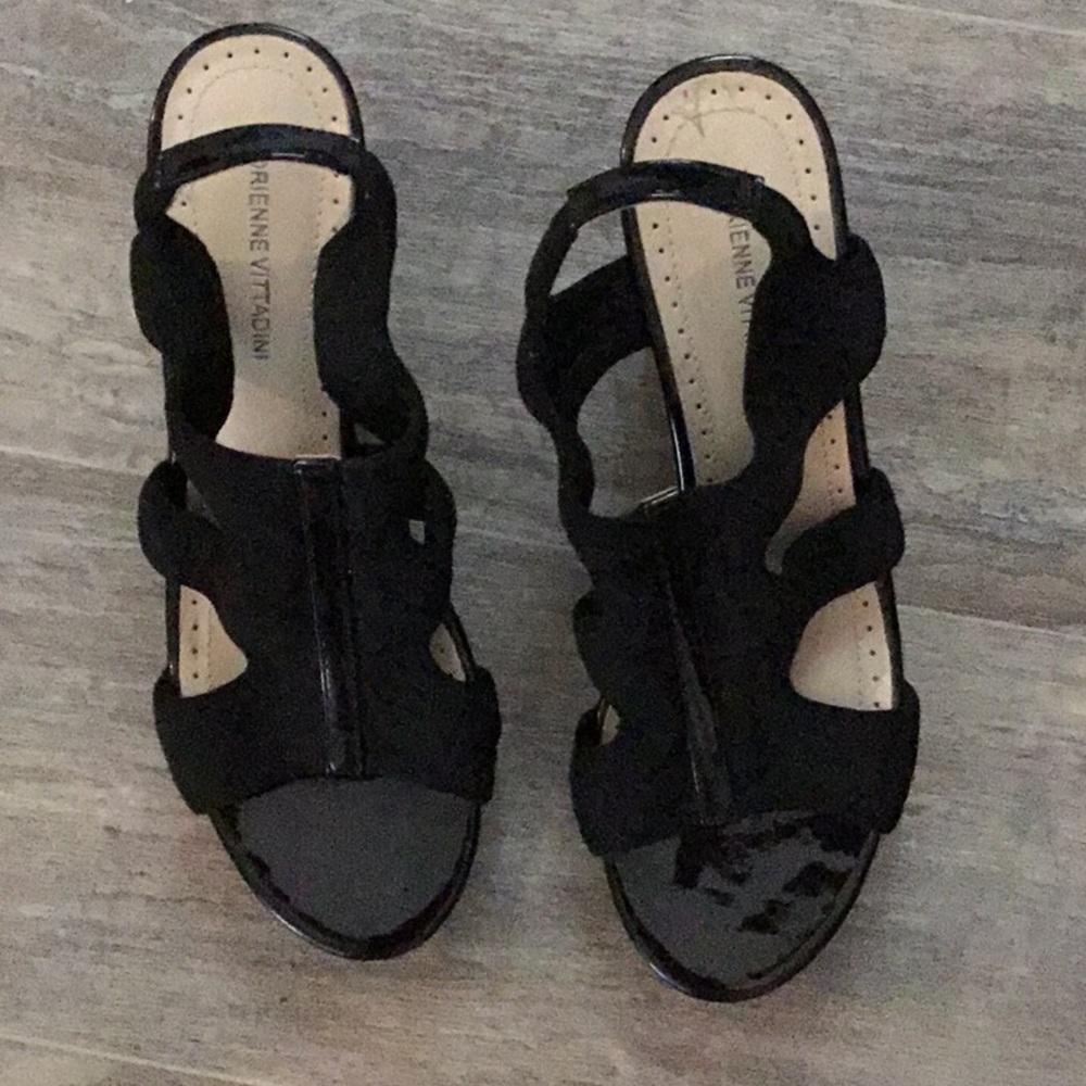 Adrienne Vittadi black strapped wedges 8/2 M